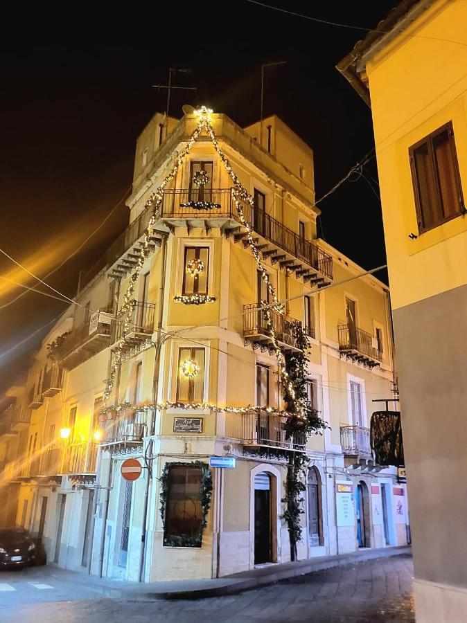 B&B L'Angolo Sulla Piazza Mirabella Imbaccari Buitenkant foto