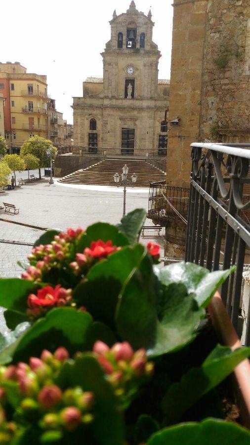 B&B L'Angolo Sulla Piazza Mirabella Imbaccari Buitenkant foto