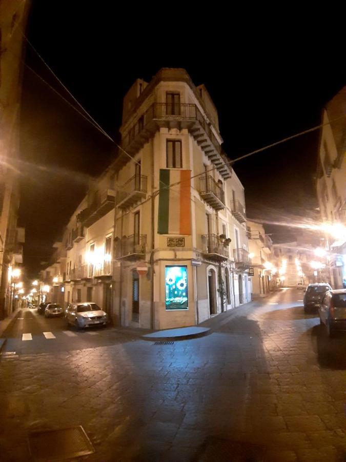B&B L'Angolo Sulla Piazza Mirabella Imbaccari Buitenkant foto